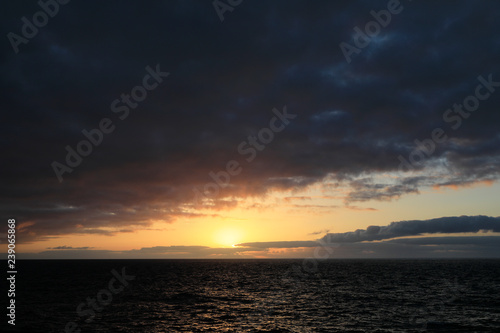 Sonnenaufgang im Meer © Argus