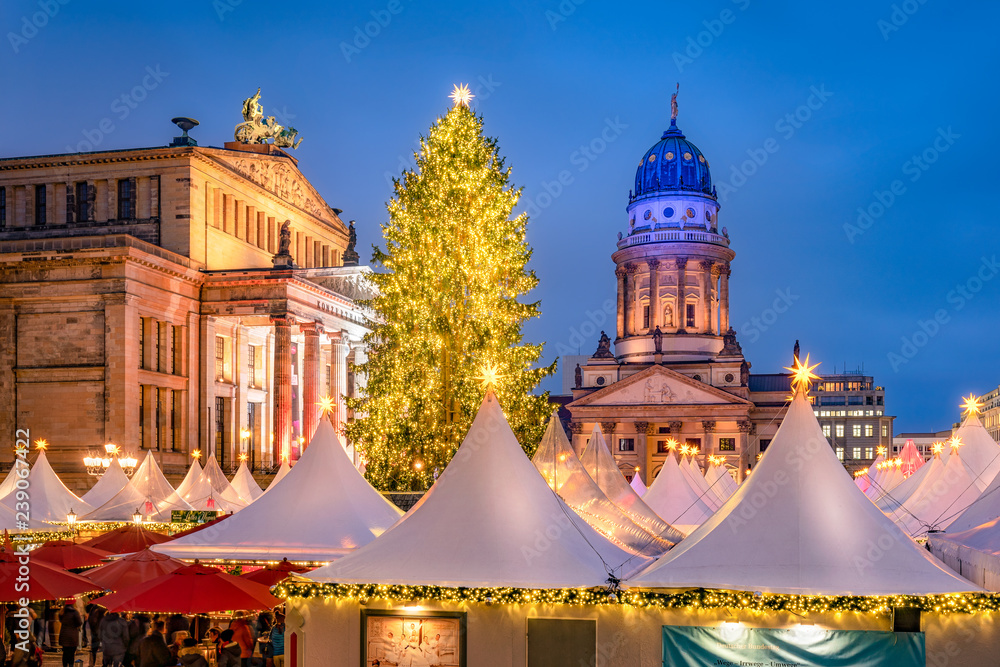 Obraz premium Weihnachtsmarkt auf dem Gendarmenmarkt, Berlin, Deutschland
