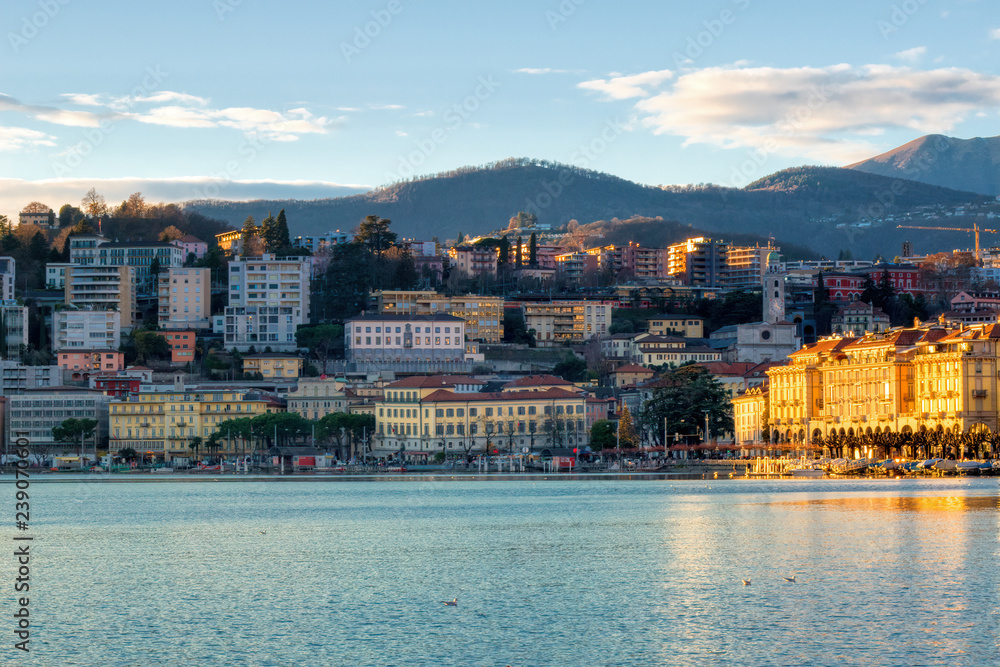 La città di Lugano vista dal lago