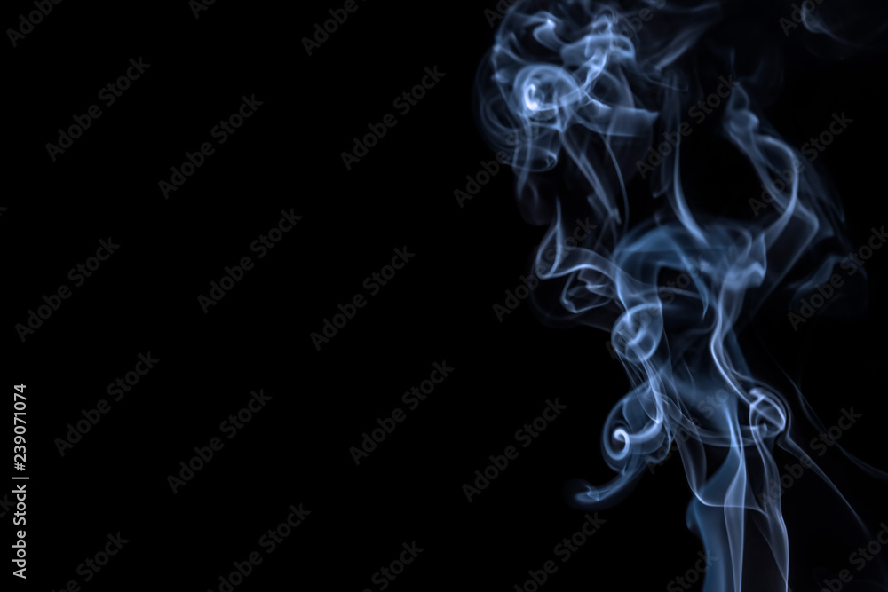 Obraz premium Smoke cigarettes on black background
