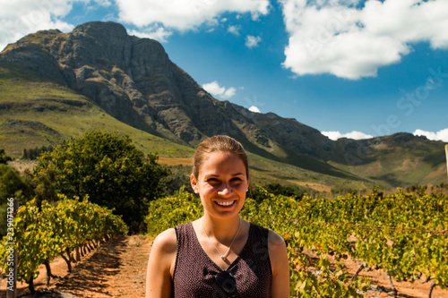Junge Frau iom Weinbaugebiet bei Stellenbosch in Südafrika photo