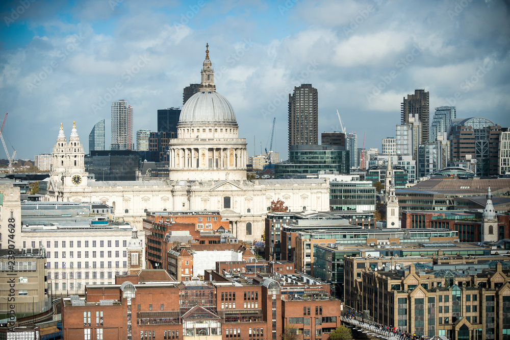 Obraz premium Sunny scenic view of the city skyline of Central London dominated by the Baroque dome of St Paul's Cathedral