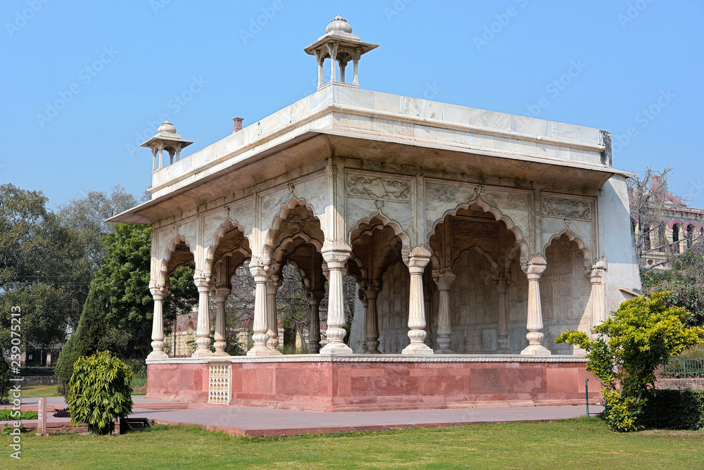 Obraz premium The delicate Sawan Pavilion, built in flawless white marble in Red Fort complex, intended as an earthly imitation of paradise in Delhi, India.