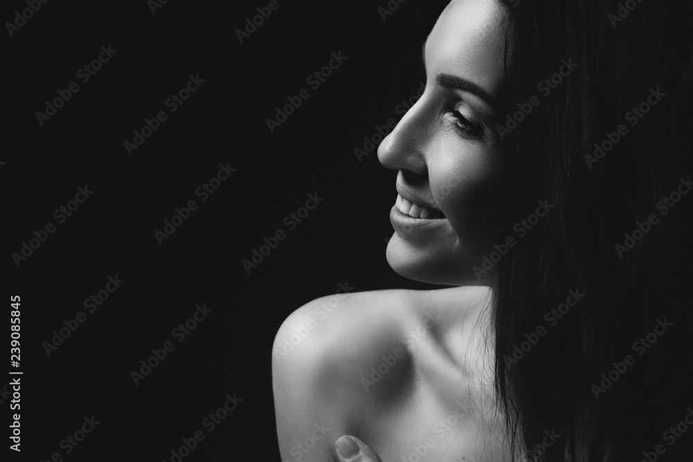Fototapeta premium Czarno-biały portret atrakcyjnej brunetki sexy dziewczyna. Piękna dziewczyna pozuje. Młoda kobieta na czarnym tle. Strzał studio
