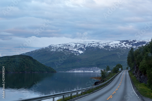 Stra  e am Fjord