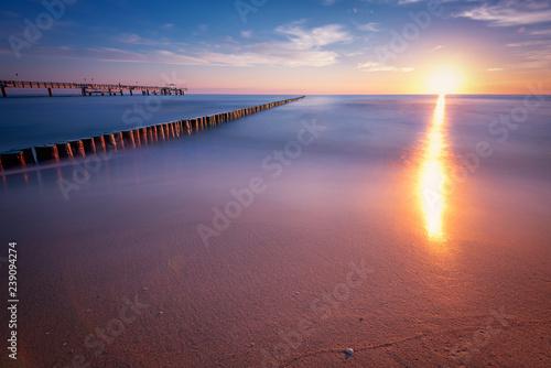 Seebrücke und Mohle am Strand von Koserow auf Usedom zum Sonnenaufgang