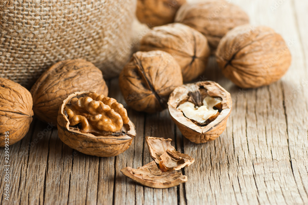 Pile whole big walnut kernel with thin shell on wooden vintage rustic backdrop. healthy food for brain. Fresh walnuts background concept
Pile whole big walnut kernel with thin shell on wooden vintage rustic backdrop. healthy food for brain. Fresh walnuts background concept