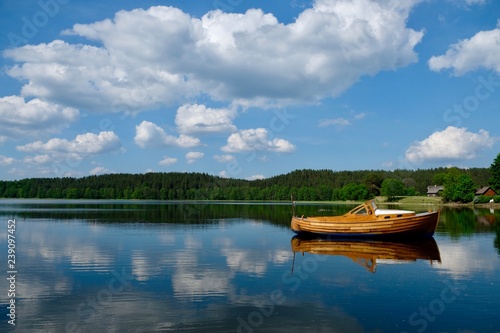 Boot im Wasser mit sch  ner Landschaft