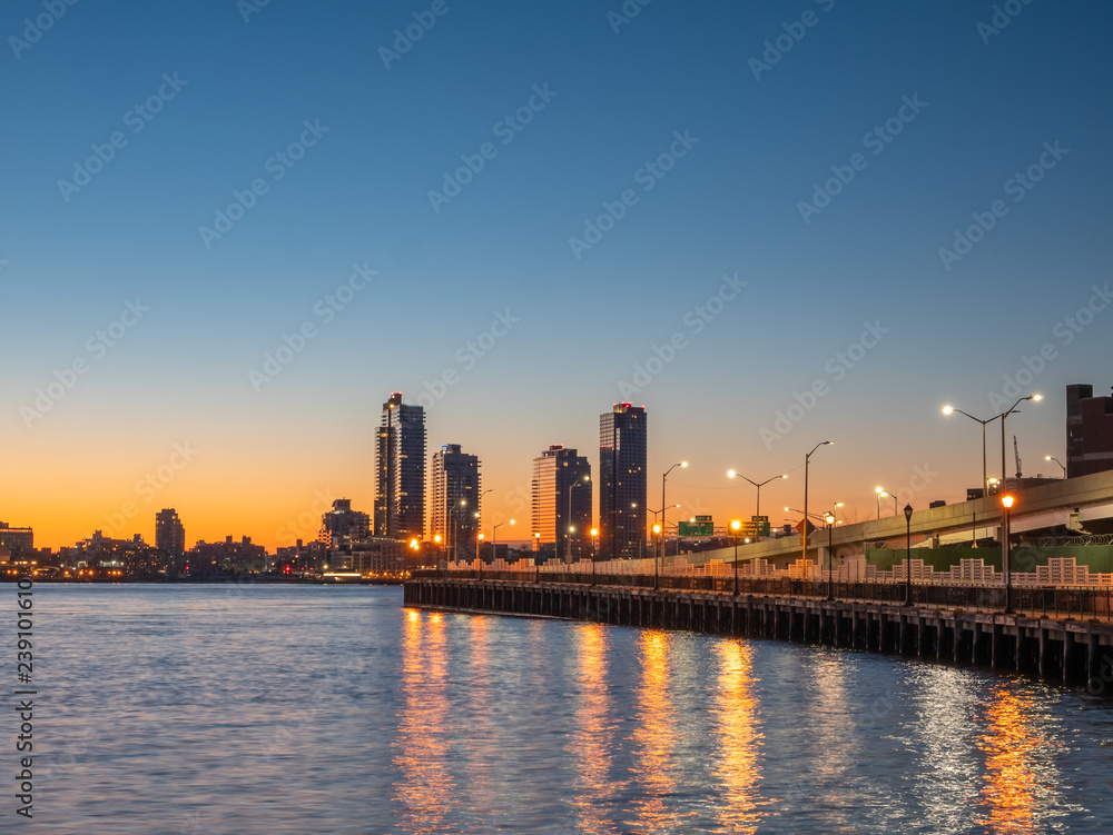 Fototapeta premium View of the FDR Highway At Sunrise With New York Skyline in the background