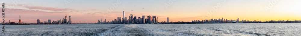 Fototapeta premium Very Wide Panorama of Manhattan and New Jersey Skyline with The Statue of Liberty on the Side