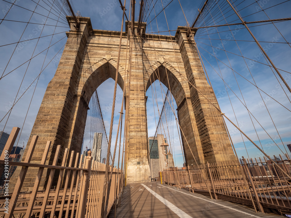 Naklejka premium Zamknij się obraz jednej z wież Brooklyn Bridge z błękitnym niebem w tle
