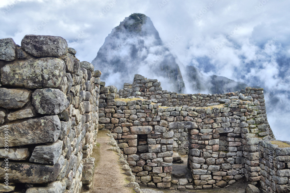 Machu Picchu entre nubes Machu Picchu entre nubes