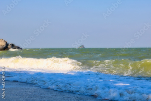 Diese einzigartige Landschafts Foto zeigt das Thailändische Meer an einem Sonnigen Tag aber mit welligem Meer am Strand. Das Bild wurde in Hua Hin in Thailand aufgenommen photo