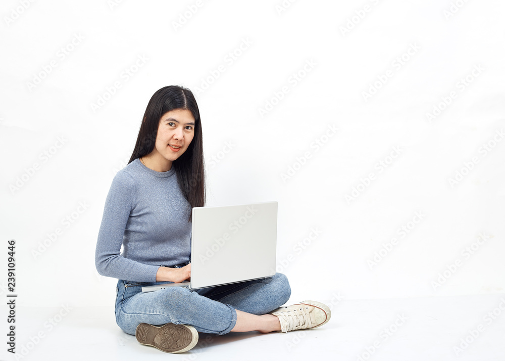 Naklejka premium woman sitting floor holding laptop