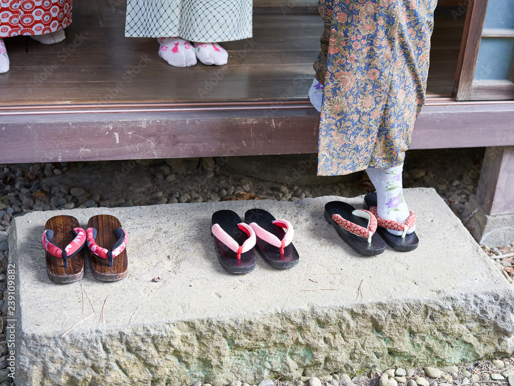 下駄をはく足元 着物 Stock 写真 Adobe Stock 下駄をはく足元 着物 Stock 写真 Adobe Stock