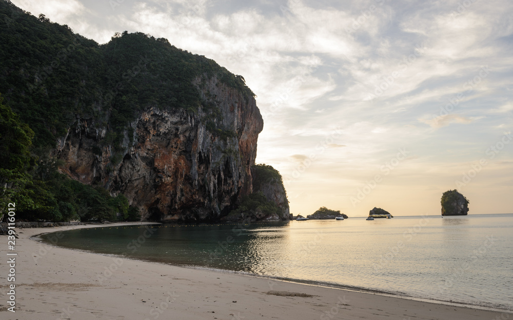 Playa de Phra Nang - Ao Phra Nang Beach con islas de piedra caliza (Koh Rang Nok y Koh Rang Nail)formaciones kársticas.Lugar  solo accesible por barco , en la provincia de Krabi, Tailandia, Asia