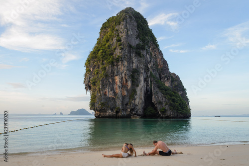 фотографія Yoga en Playa  Ao Phra Nang Beach con islas de piedra caliza (Koh Rang Nok y Koh Rang Nail)formaciones kársticas