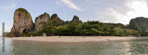 Obraz na płótnie Playa de Phra Nang - Ao Phra Nang Beach con islas de piedra caliza (Koh Rang Nok y Koh Rang Nail)formaciones kársticas