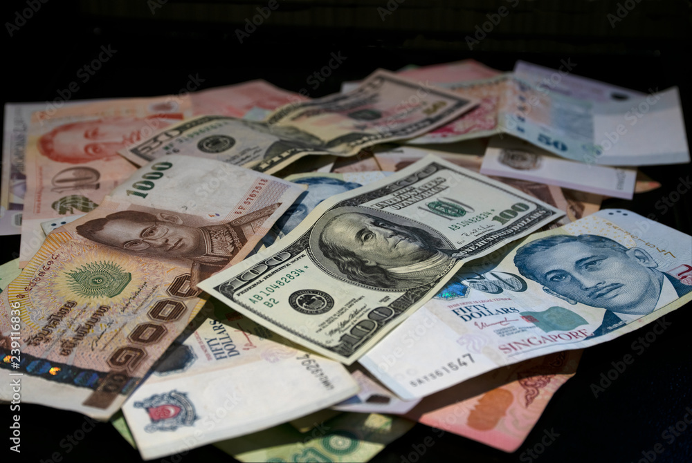 Fototapeta premium Cash Singapore dollars, Thailand wons and US dollars are on the table mixed.