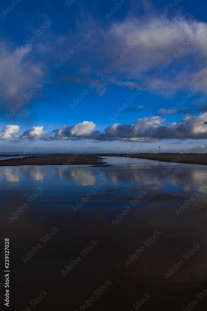 Obraz premium Wolkenspiegelung an der Küste