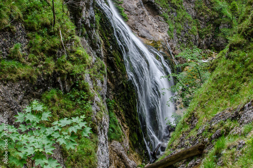 wasserfall bei felsen mit moos