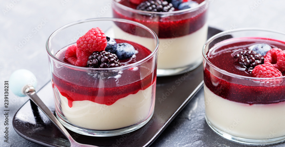 Ταπετσαρία Delicious italian dessert panna cotta with berry sauce, fresh berries and mint on gray background