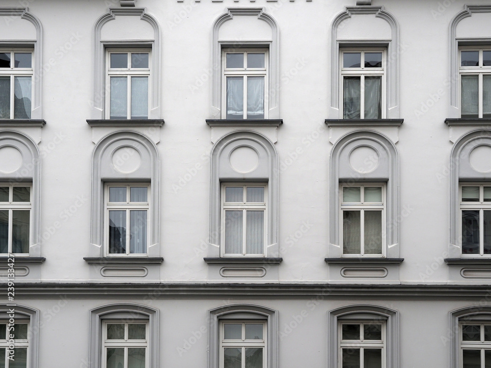 Historische Hausfassade mit vielen Fenstern