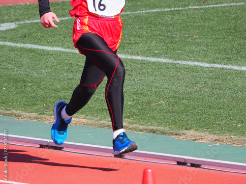 駅伝　ゴールを目指す中学生ランナー　マラソン photo