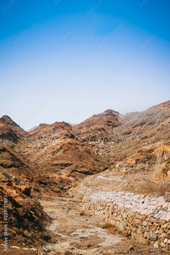Fototapeta premium Landschaft mit kahlen Bergen
