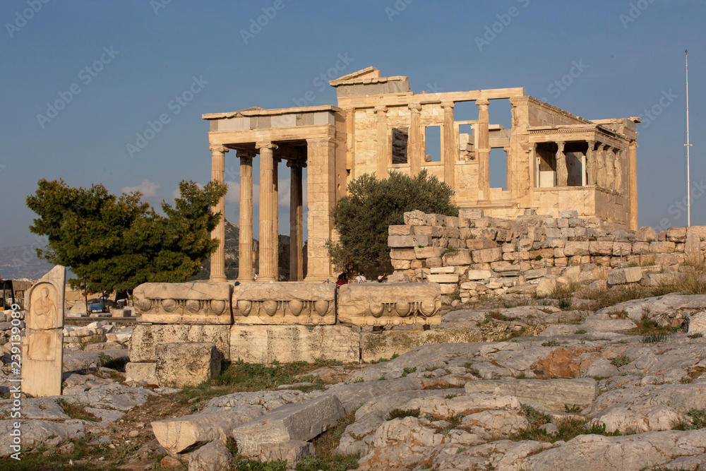 Caryatid Porch of the Erechtheion on the Acropolis at Athens. The ancient Erechtheion temple with the beautiful Caryatid pillars on the porch, on the Acropolis in Athens, Greece. - Immagine.