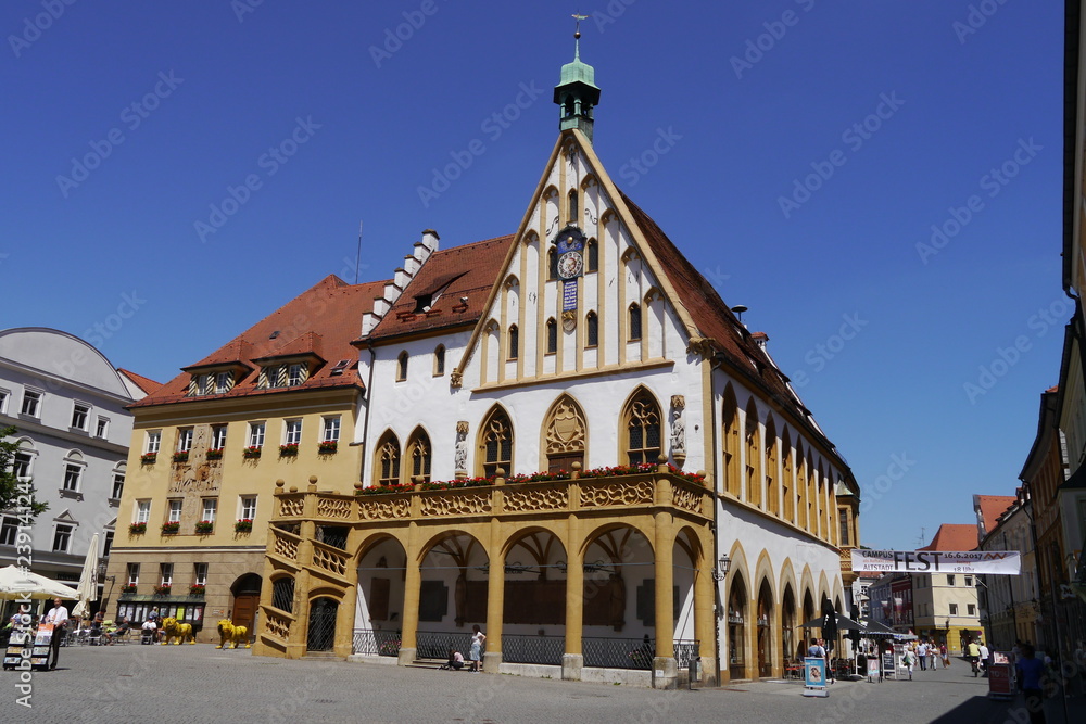 Gotisches Rathaus am Marktplatz in Amberg