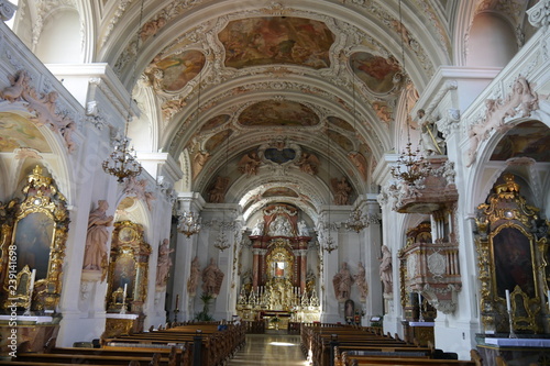 Stuckornamente und Fresken in Barockkirche Amberg