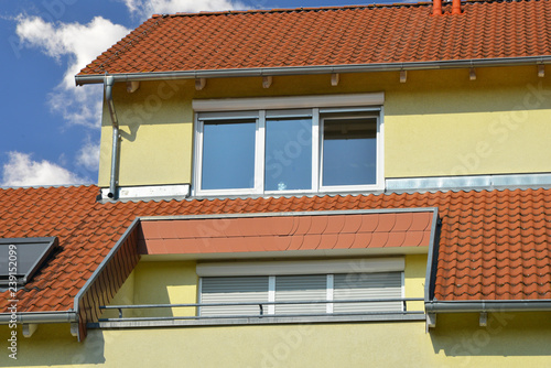 Teilweise Überdachter Obergeschoss-Balkon oder Dachgarten einem Wohngebäude