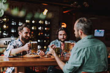 Fotobehang Kroeg Gezellig samenzijn met drankjes pub  © Yakobchuk Olena