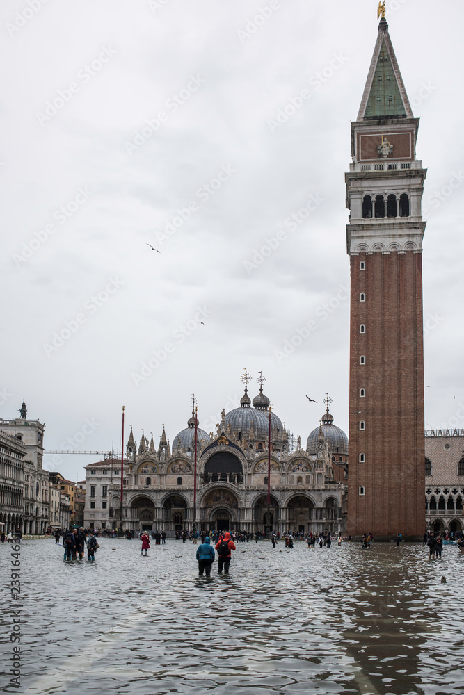 Markusplatz in Venedig mit außerordentlichem Hochwasser