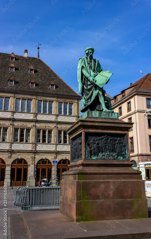 Obraz premium Statue of Johannes Gutenberg in Strasbourg, France