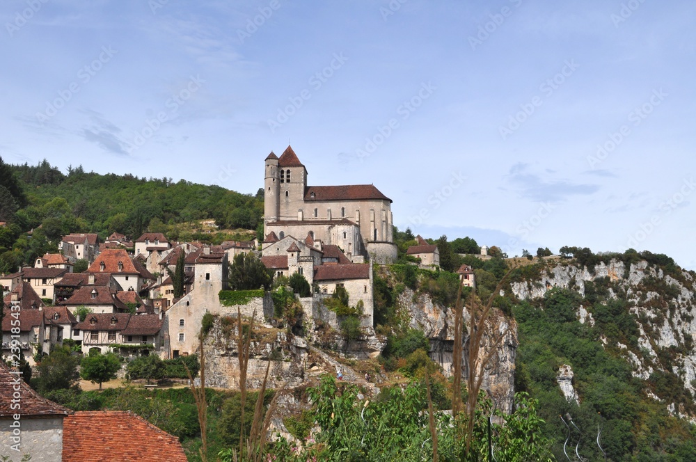 vue sur le village de St Cirq Lapopie, France