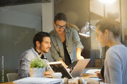 Tableau sur toile Business partners going over project in co working space