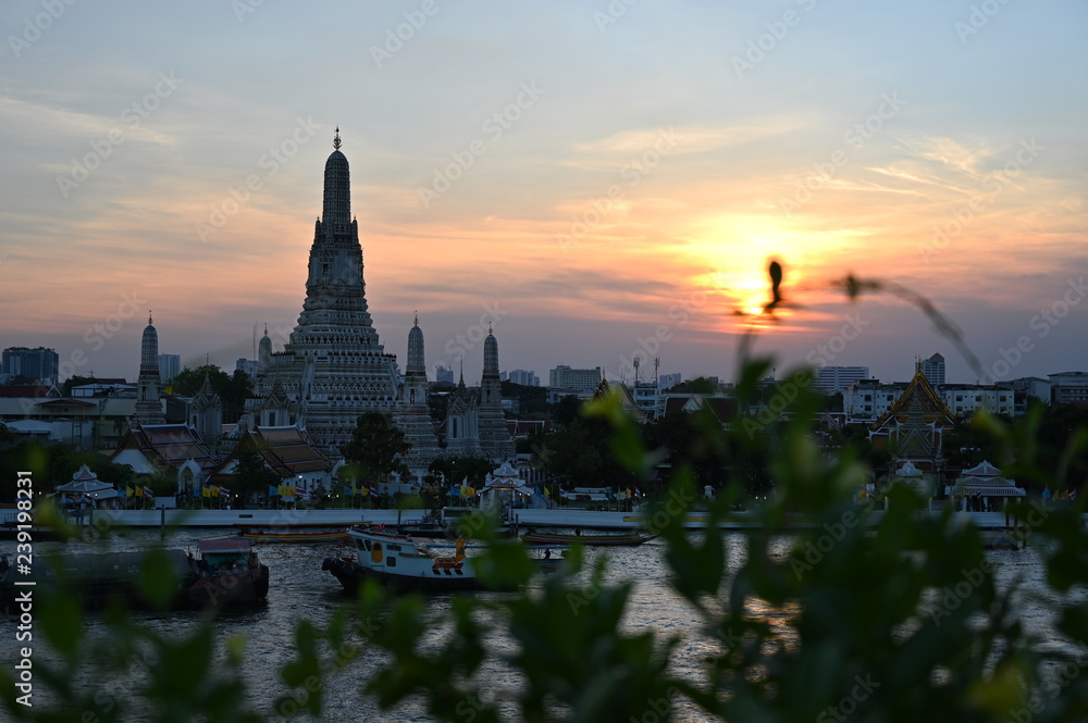 Fototapeta premium Wat Arun Ratchawararam Ratchawaramahawihan or Wat Arun is a Buddhist temple (wat) in Bangkok Yai district of Bangkok, Thailand