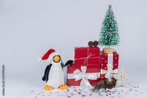 Obraz na plátně Yoda with Santa Claus Hat stands near a little Christmas tree on gift packs with