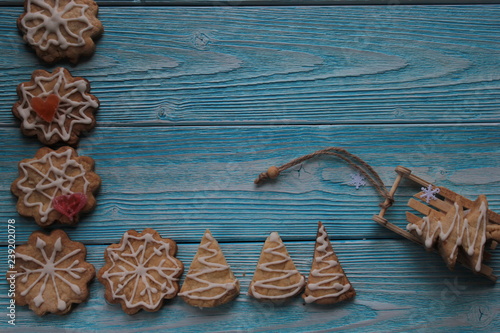 Рождественское печенье и сани  на голубом фоне. 