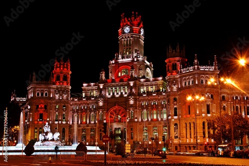 Palacio de Cibeles o Palacio de las comunicaciones y Fuente de Cibeles en Madrid. Iluminadas de noche en Navidad.
