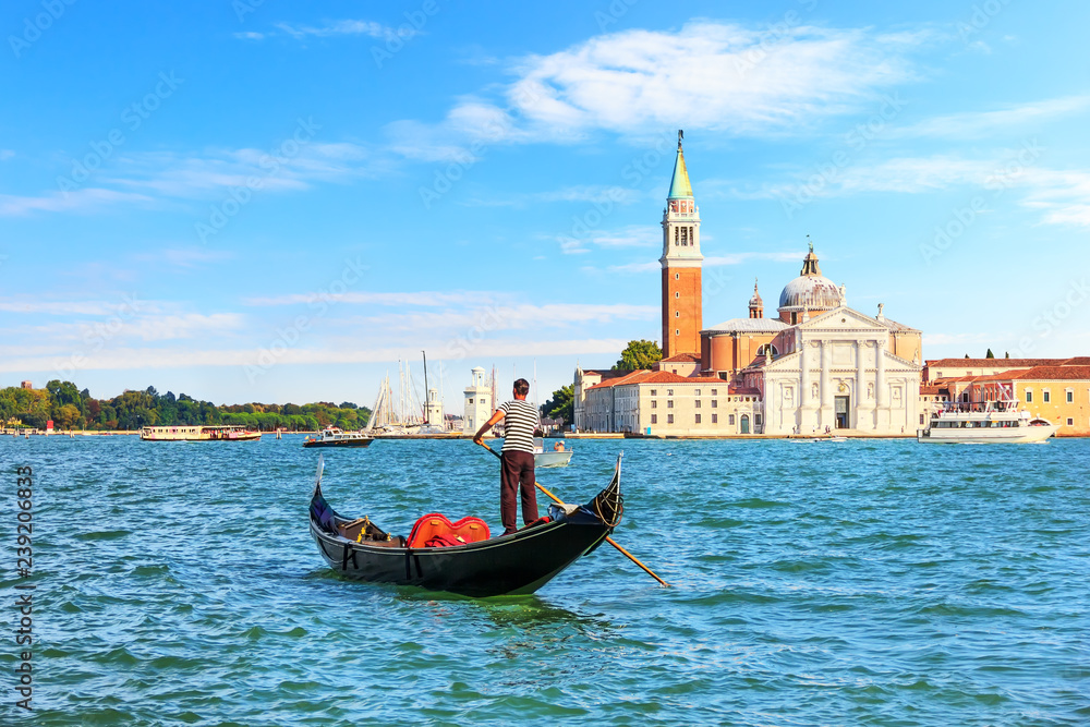 Obraz premium Venetian gondolier near San Giorgio Maggiore Island, Venice, tal