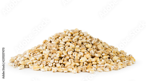 Photo Heap of pearl barley closeup on a white background. Isolated.