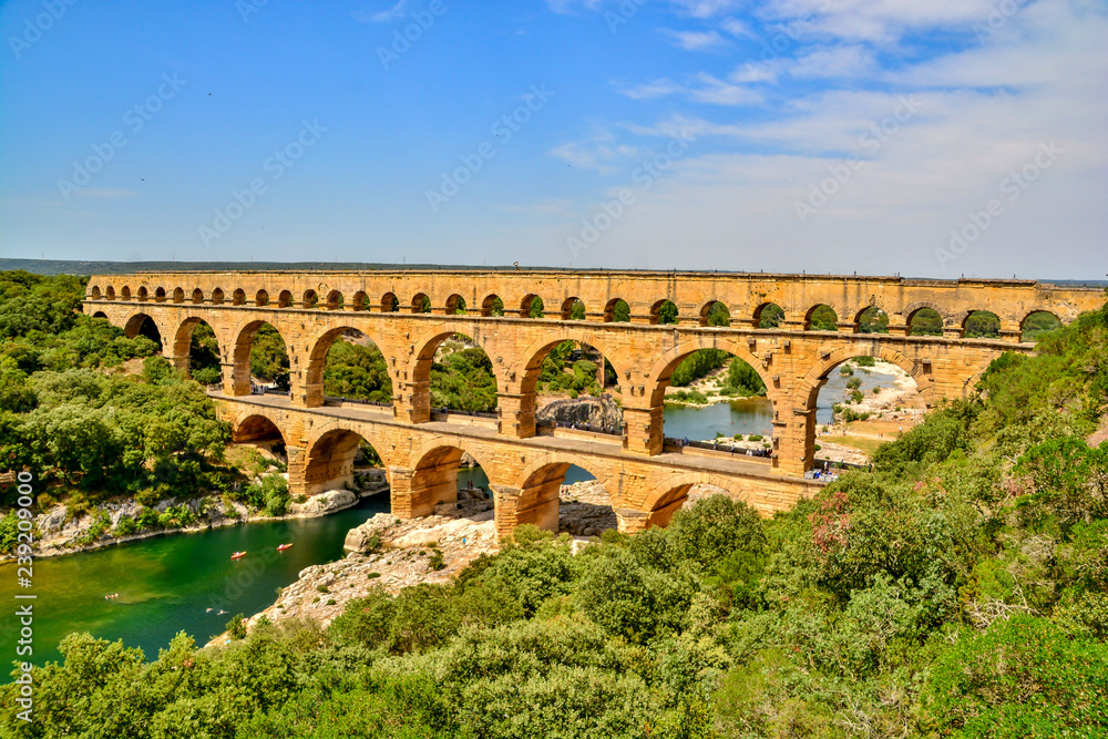 Pont du Gard in summer heat - obrazy, fototapety, plakaty 