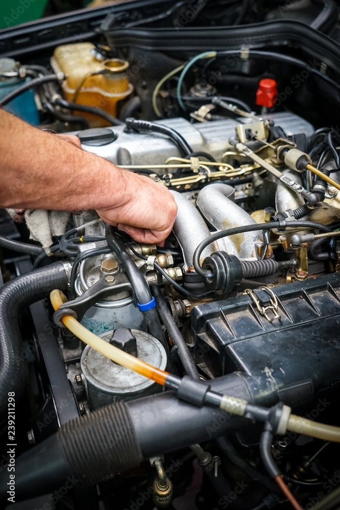 Autoreparatur - Reparaturarbeiten an einem PKW in einer Werkstatt