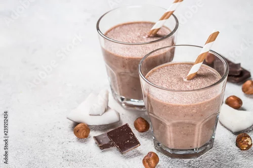 Obraz Widok z góry koktajl mleczny czekoladowy orzech laskowy lub koktajl.