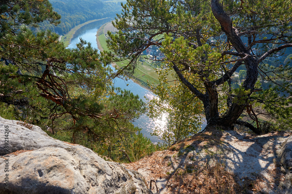 Blick von den Sandsteinfelsen der Bastei auf das Tal der Elbe bei Rathen im Elbsandsteingebirge Blick von den Sandsteinfelsen der Bastei auf das Tal der Elbe bei Rathen im Elbsandsteingebirge