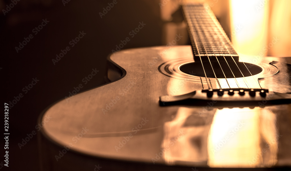 Fototapeta zbliżenie gitary akustycznej na pięknym kolorowym tle
