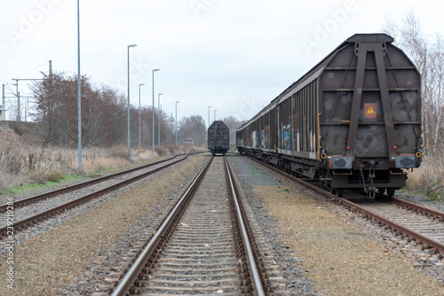 Lokomotive und Wagons auf dem Güterbahnhof